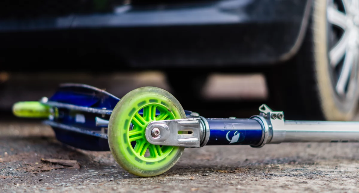 Wypadki drogowe , latek hulajnodze zderzył cofającą Toyotą Sprawa trafi sądu - zdjęcie, fotografia