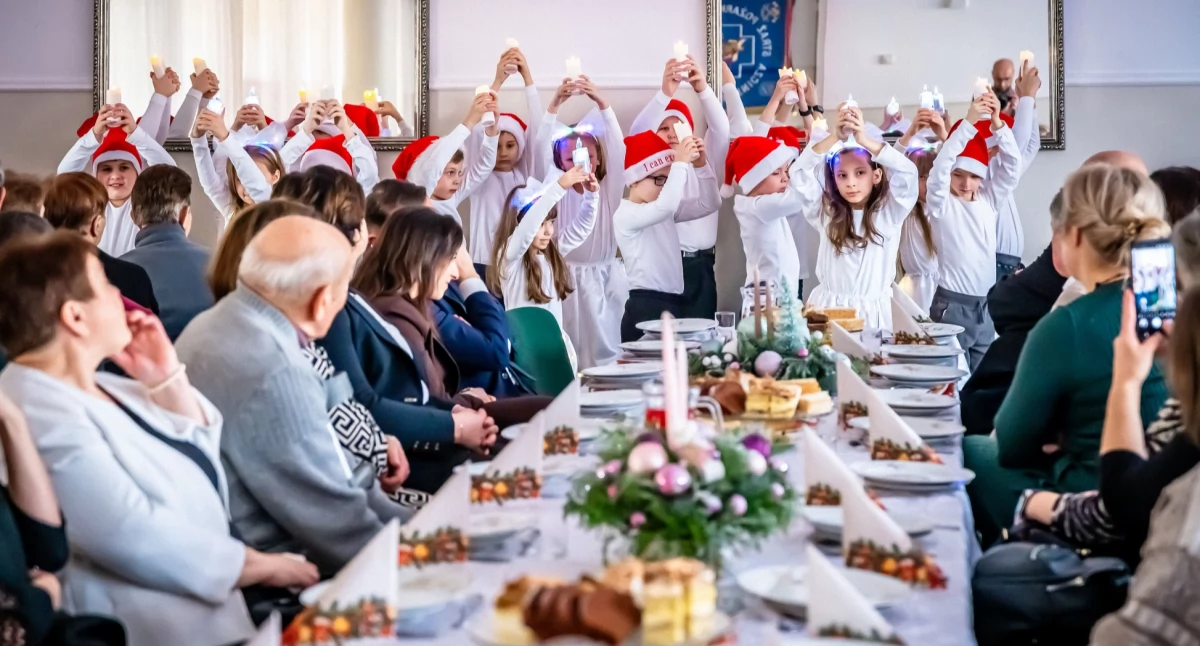 Zdjęcie: Uroczystość uświetnił występ dzieci ze Szkoły Podstawowej imienia Pamięci Wanat w Dąbrowie z siedzibą w Woli Łaskarzewskiej, fot. Gmina Łaskarzew