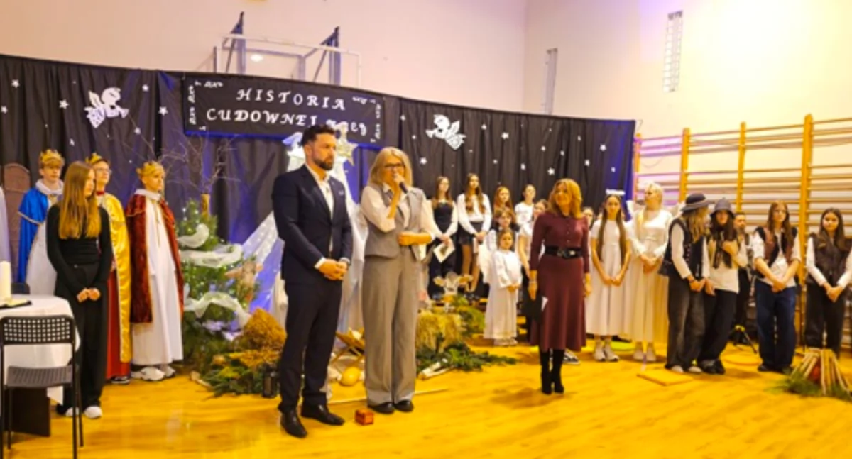 Uroczystości Miejskie, wygląda prawdziwa magia świąt Wyjątkowa wigilia osób samotnych - zdjęcie, fotografia