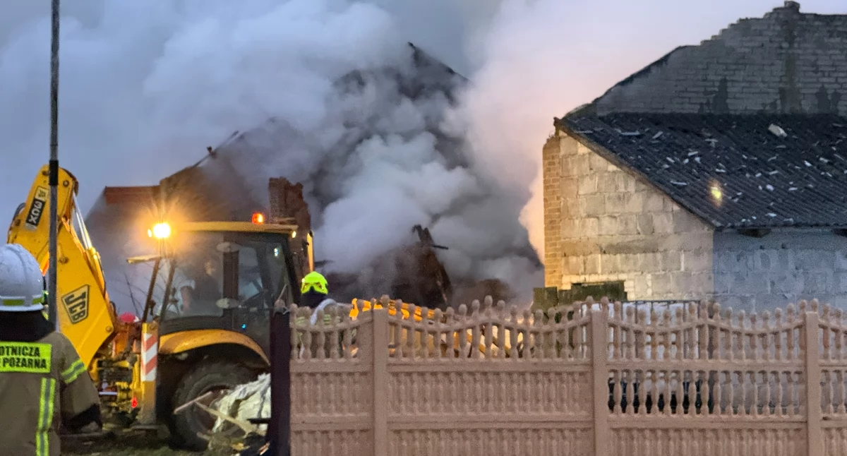 Pożary - interwencje straży, Pożar budynku gospodarczego miejscu liczne zastępy straży - zdjęcie, fotografia