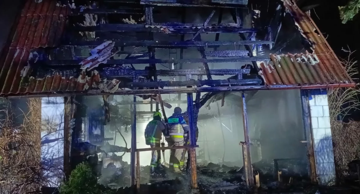 Zdjcie: W nocy z 26 na 27 grudnia 2025 roku służby ratunkowe dostały zgłoszenie o pożarze domku letniskowego w Garwolinie. fot. OSP Niecieplin