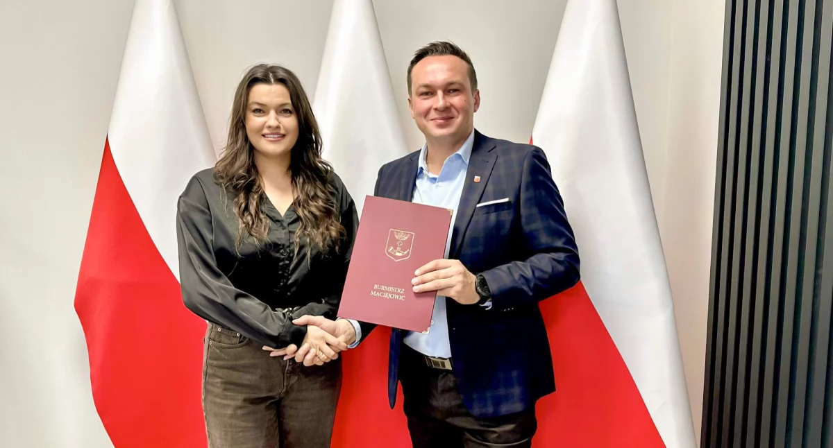 Zdjcie: Burmistrz Tomasz Kwiatkowski zdecydował o przedłużeniu współpracy z obecną szefową Miejsko-Gminnego Ośrodka Kultury. Aleksandra Kopyść będzie kierować placówką przez kolejne trzy lata, fot. UMiG Maciejowice