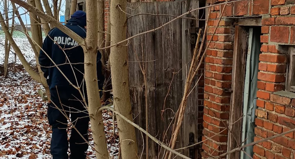 Zdjcie: Policjanci regularnie sprawdzają miejsca, gdzie osoby bezdomne mogą szukać schronienia, m.in. pustostany, ogródki działkowe, altanki czy piwnice