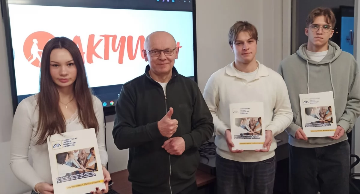 Spotkania, Zobacz młodzi wolontariusze uczą seniorów korzystania internetu! - zdjęcie, fotografia