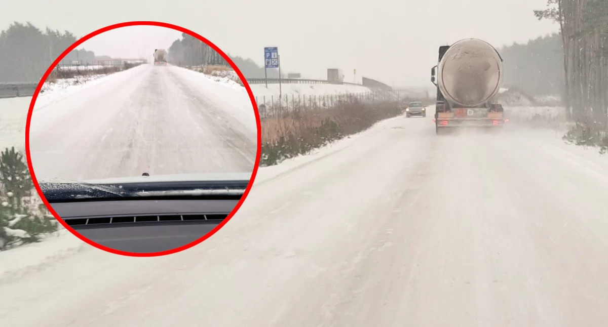 Zdjcie: Jak relacjonuje zgłaszający, nawierzchnia drogi jest oblodzona i śliska, a przejazd możliwy jest jedynie z bardzo małą prędkością.