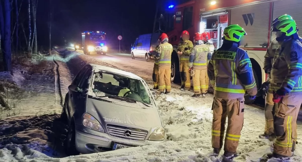 Wypadki drogowe , Mercedes rowie Kobieta zasłabła kierownicą - zdjęcie, fotografia