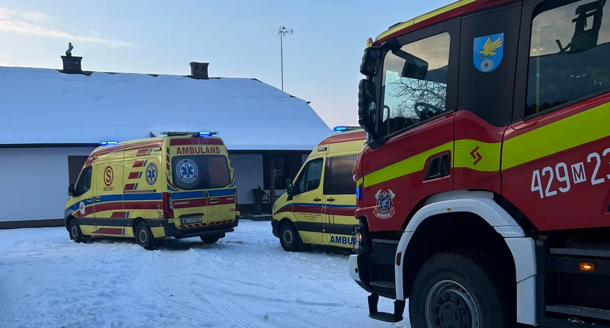 Pożary - interwencje straży, Nietypowe zdarzenie interwencja zespołów ratownictwa medycznego straży - zdjęcie, fotografia