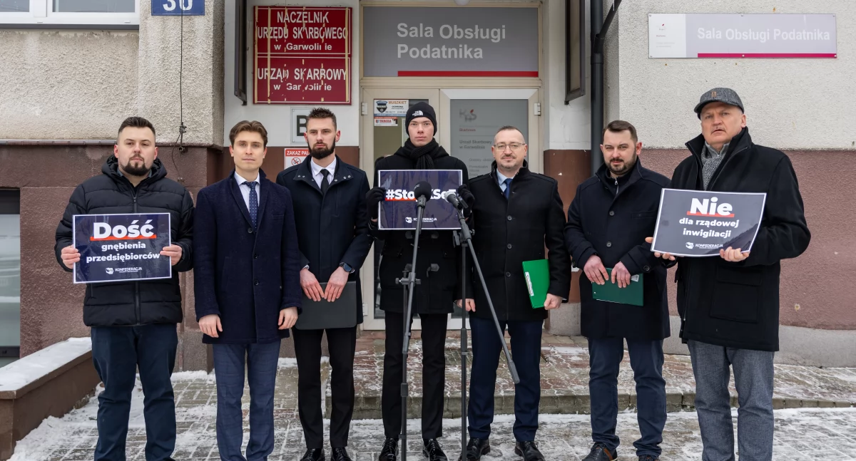 Inne Powiat, Konfederacja Zatrzymajmy szkodliwe wdrożenie KSeF! Konferencja przed Urzędem Skarbowym Garwolinie - zdjęcie, fotografia