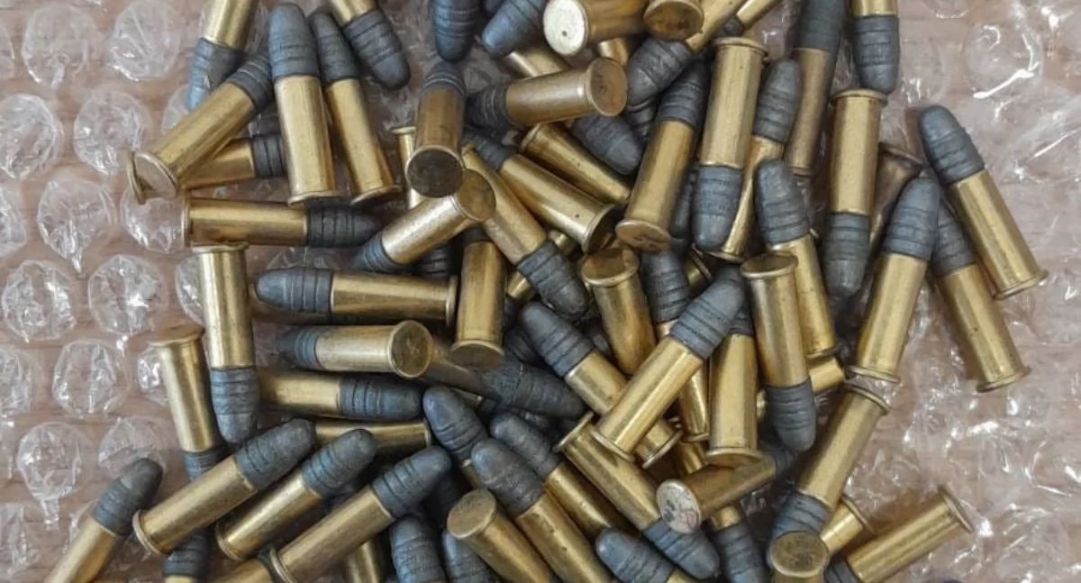 Zdjcie: Policjanci przeszukali miejsce zamieszkania 26-latka. Tam zabezpieczyli ponad 100 sztuk amunicji, która trafi do badań z zakresu broni i balistyki.