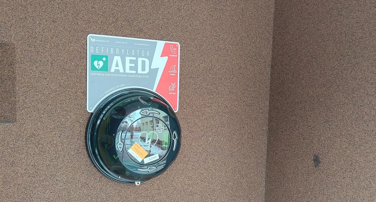 Inne Powiat, Defibrylator czeka gotowości - zdjęcie, fotografia