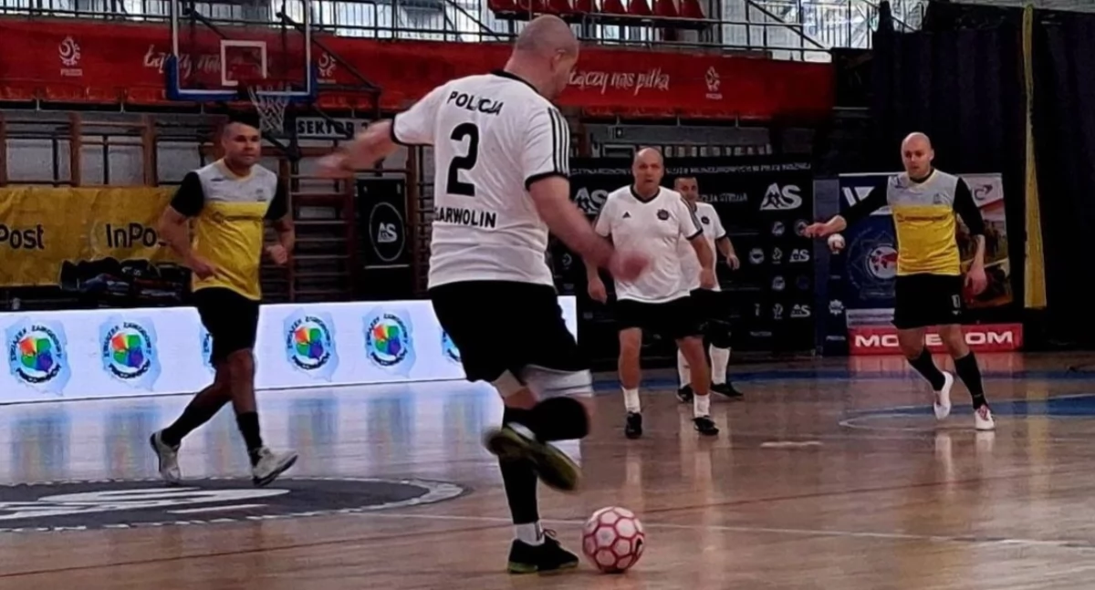 Piłka nożna, Policjanci Garwolina hołdzie bohaterowi! Międzynarodowy turniej podkom Andrzeja Struja - zdjęcie, fotografia