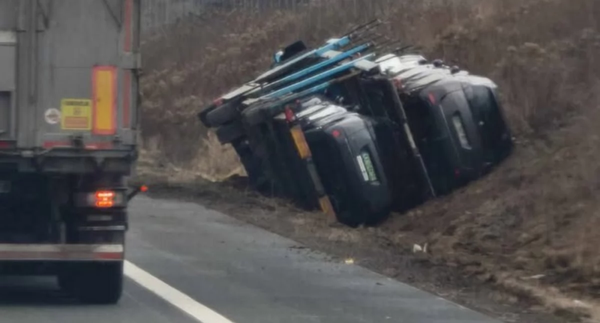 Wypadki drogowe , Ciężarówka autami wylądowała rowie - zdjęcie, fotografia