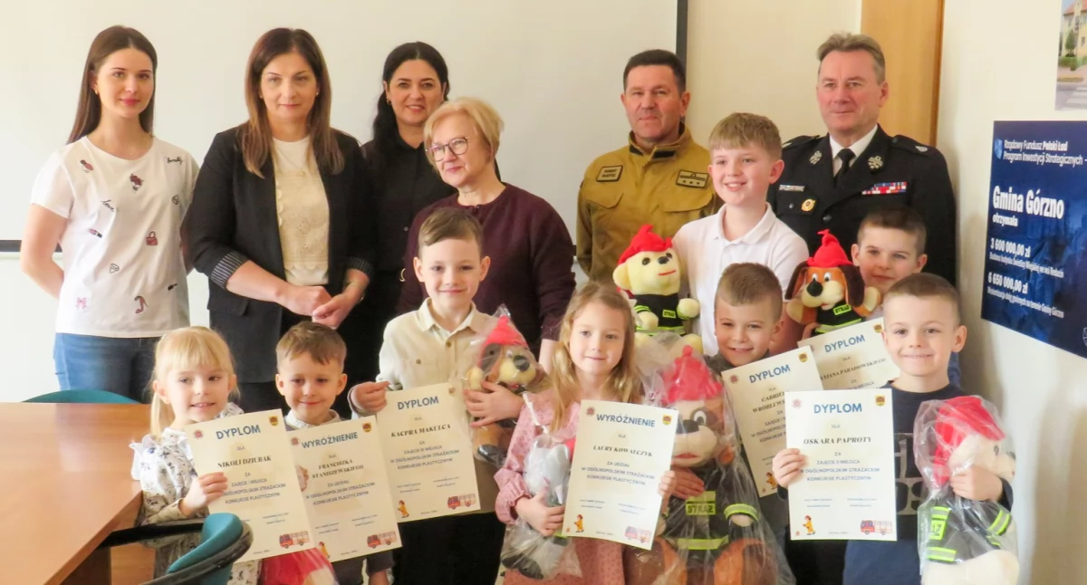 Inne Konkursy, Młodzi mieszkańcy wiedzą pomaga strażak dziecięce rysunki docenione konkursie - zdjęcie, fotografia