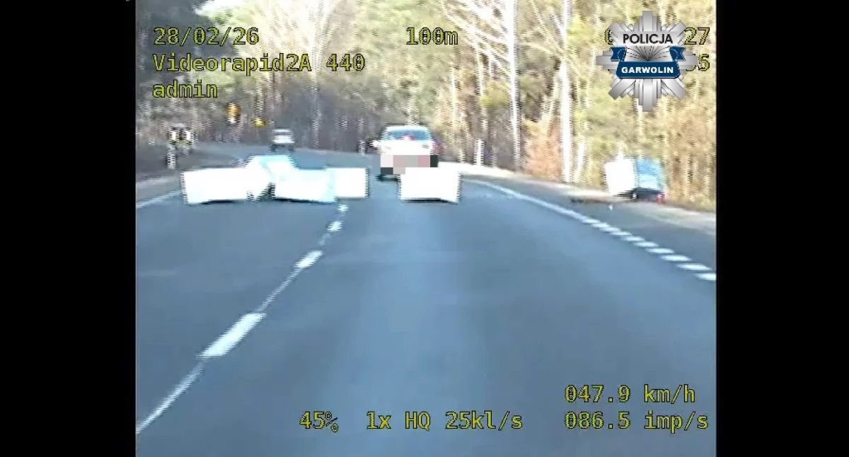 Inne Powiat, Kamera radiowozu nagrała spadający ładunek styropianu! Policyjne NAGRANIE - zdjęcie, fotografia