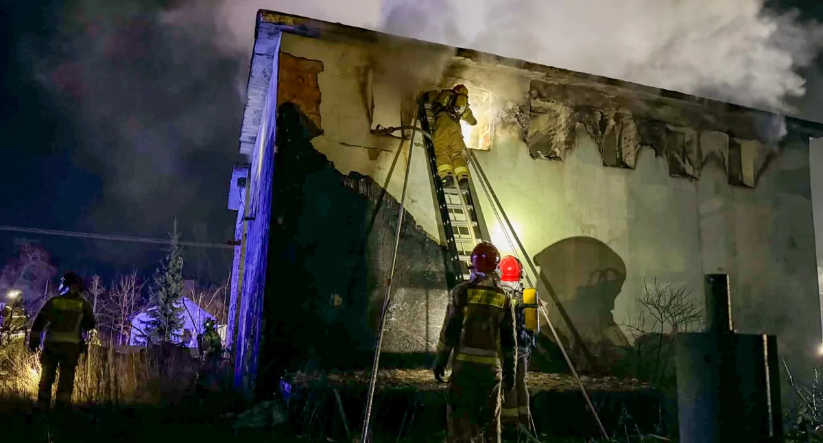 Pożary - interwencje straży, Pożar pustostanu Trąbkach Pięć zastępów straży walczyło ogniem - zdjęcie, fotografia