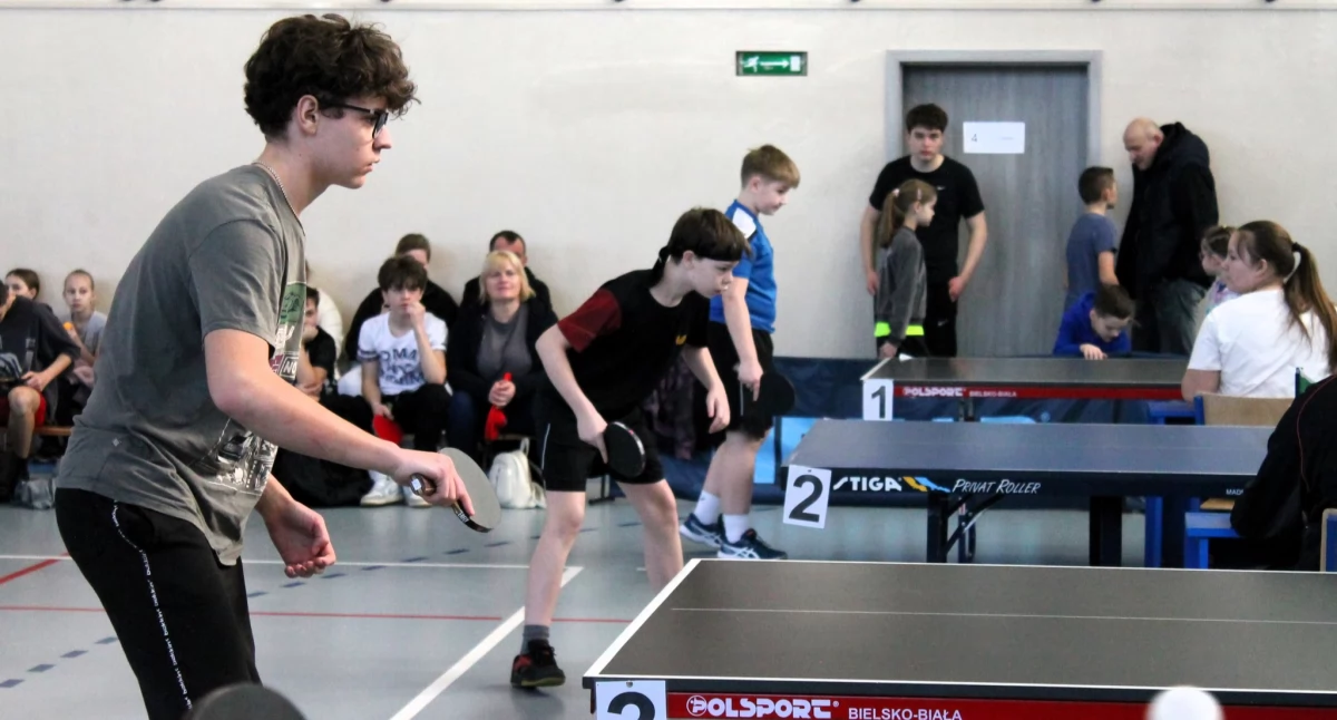 Tenis, Zacięta rywalizacja głośny doping! Turniej tenisa stołowego - zdjęcie, fotografia