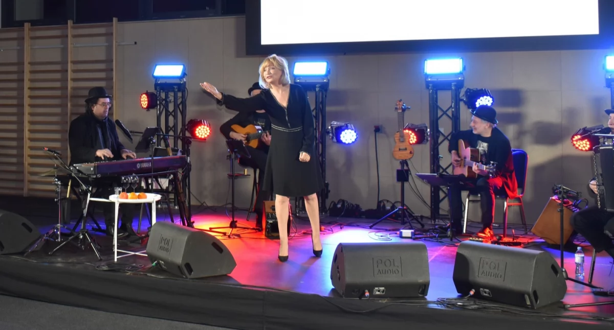 Koncerty, Katarzyna rozbawiła Łaskarzew podczas Kobiet humorem muzyką - zdjęcie, fotografia