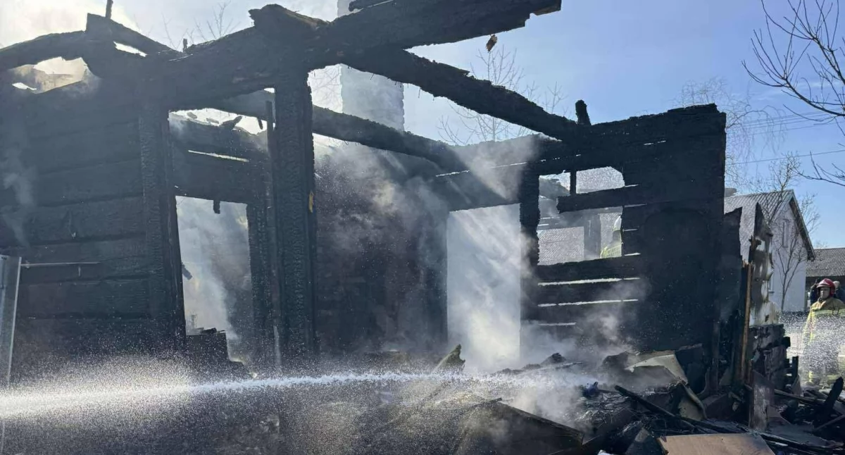 Pożary - interwencje straży, Dramatyczny pożar Kozicach Drewniany stanął ogniu akcji sześć zastępów straży - zdjęcie, fotografia