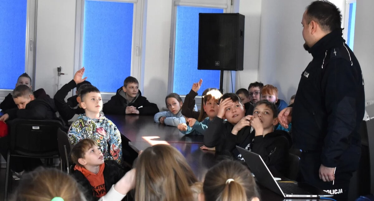 Inne Ciekawostki, Uczniowie poznali tajniki pracy policjantów Garwolinie - zdjęcie, fotografia
