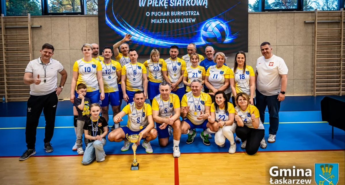 Siatkówka, najlepsi Samorządowym Turnieju Piłki Siatkowej Radnych - zdjęcie, fotografia