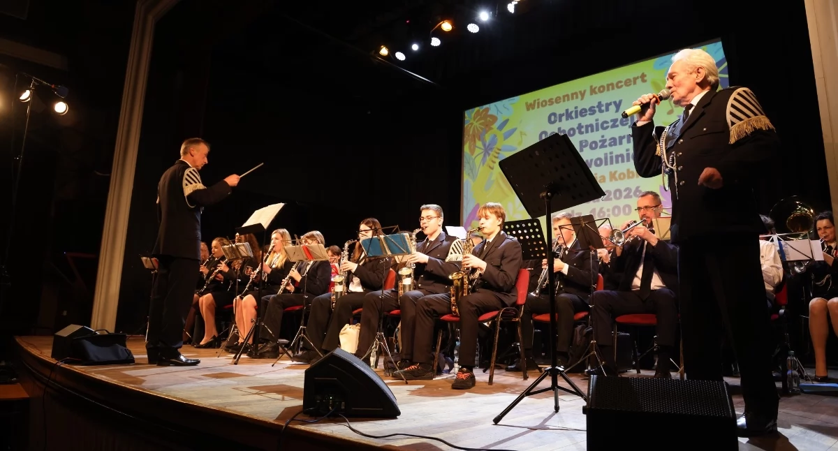 Koncerty, Powitali wiosnę muzyką Koncert orkiestry życzenia Dzień Kobiet - zdjęcie, fotografia