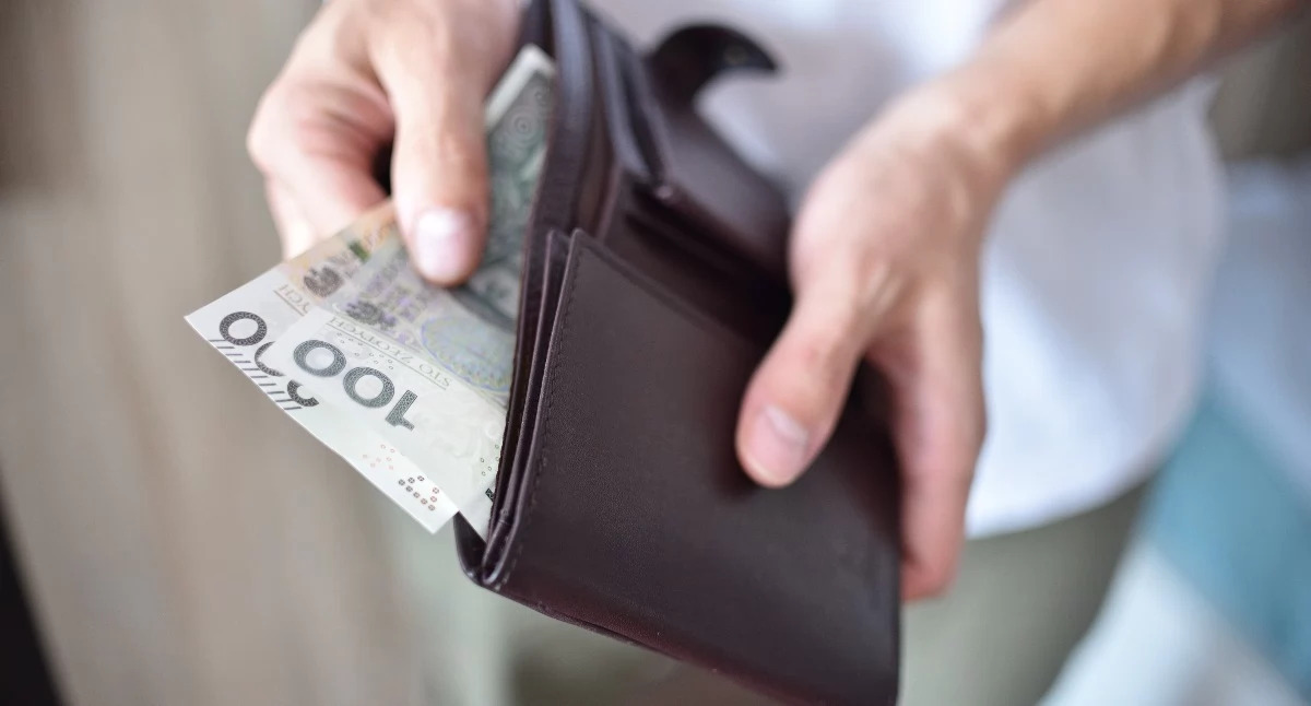 Sprawy kryminalne , Przed sklepem znalazł portfel gotówką poważne kłopoty - zdjęcie, fotografia