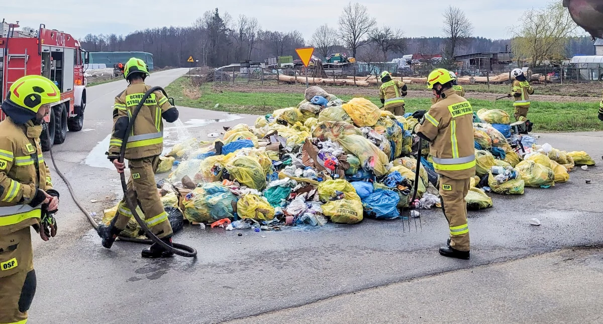 Pożary - interwencje straży, Pożar śmieciarki Stefanowie opanowany przez strażaków - zdjęcie, fotografia