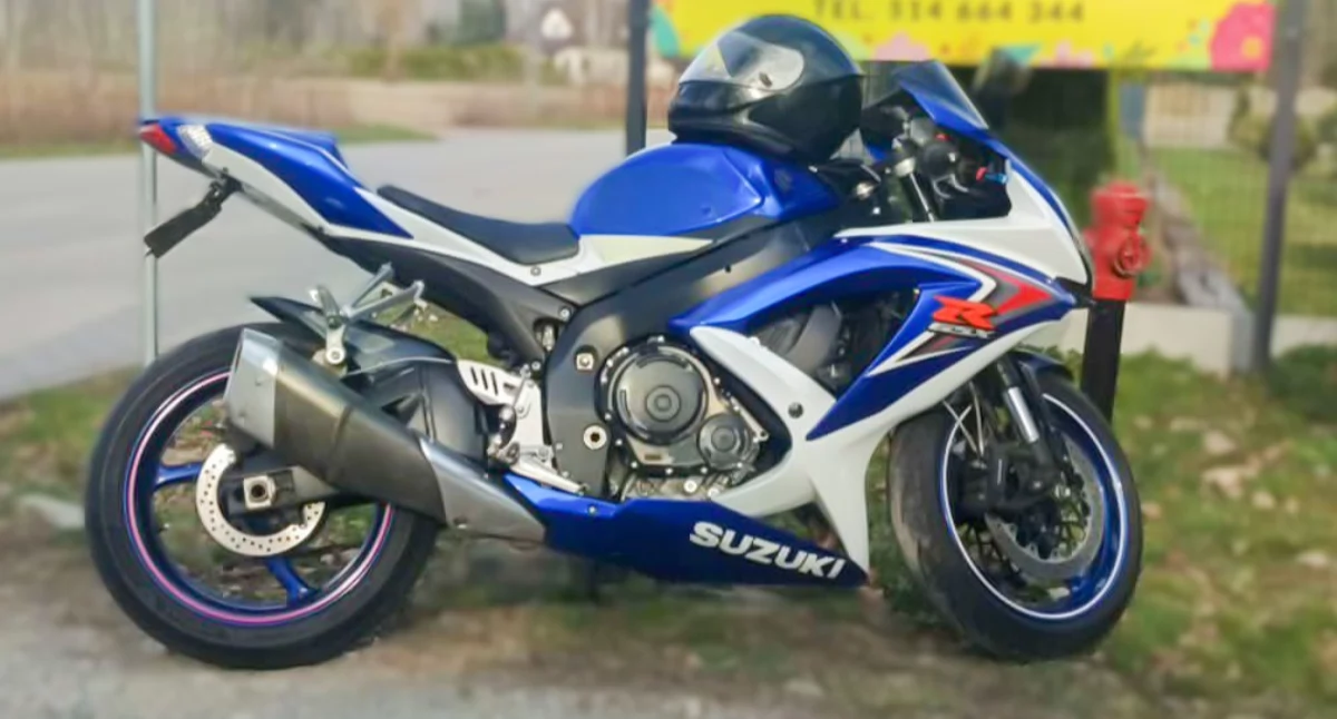 Zdjęcie: Policjanci ruchu drogowego zatrzymali do kontroli kierującego motocyklem, który wykonywał niebezpieczny manewr jazdy na tylnym kole