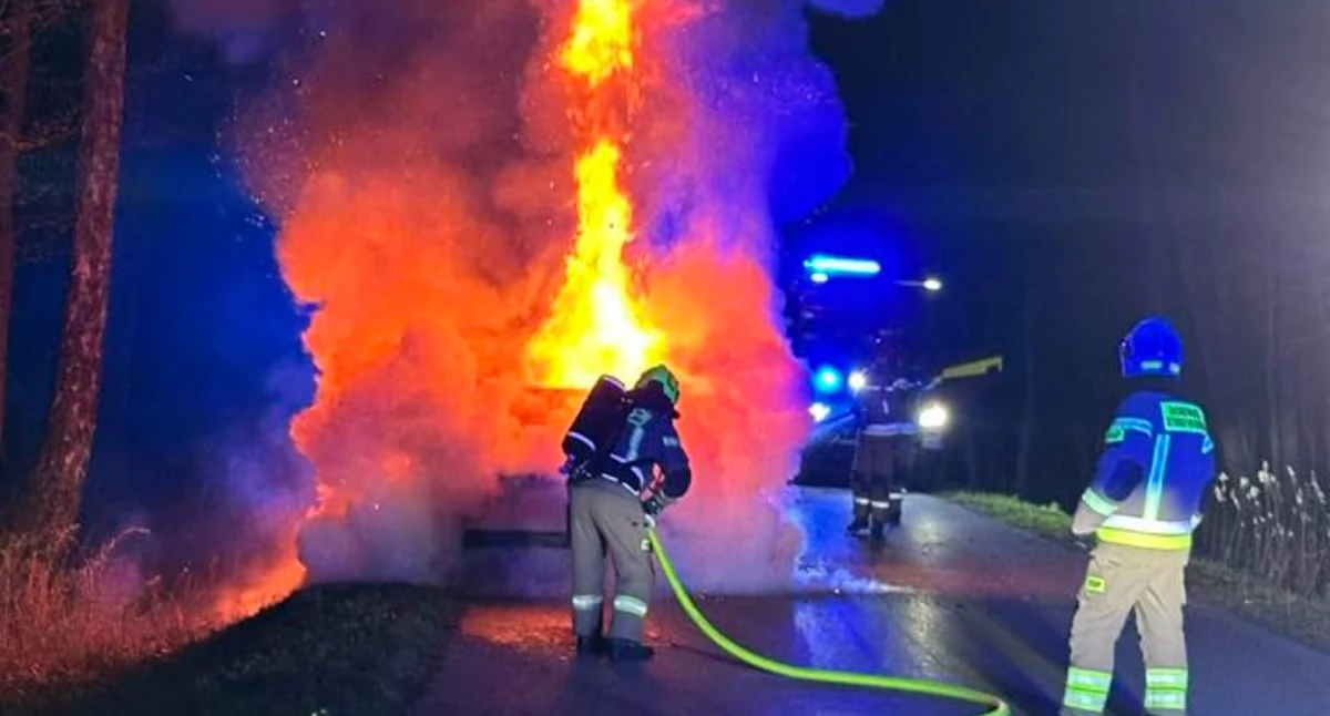 Pożary - interwencje straży, Samochód stanął ogniu! Niebezpiecznie drodze Jaźwinach - zdjęcie, fotografia