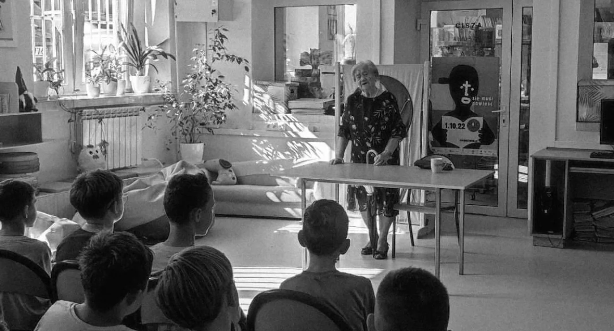 Inne Powiat, żyje Walentyna Winek Odwiedzała szkołę opowiadała uczniom historii Garwolina - zdjęcie, fotografia
