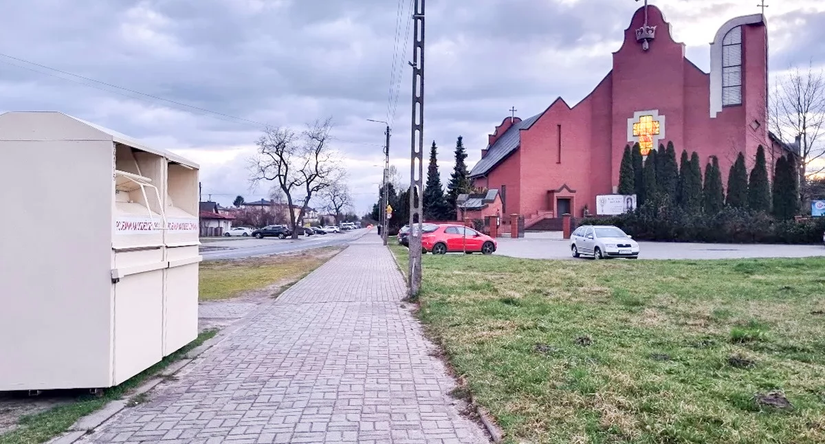 Interwencje Miejskie, Kontenery odzież kościele wzbudzają kontrowersje - zdjęcie, fotografia