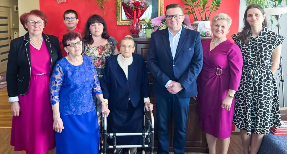 Zdjęcie: Pani Marianna Głowienka z miejscowości Kozice obchodziła swoje 101. urodziny. Z tej okazji odwiedzili ją przedstawiciele władz samorządowych oraz bliscy