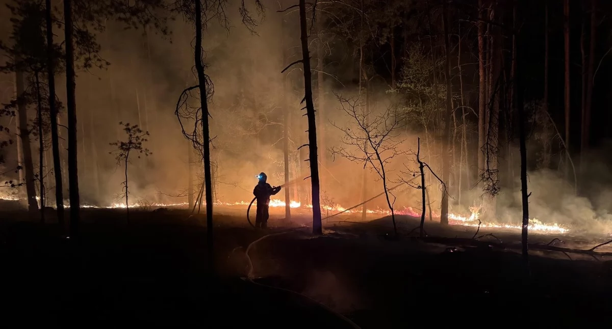 Zdjęcie: Noc z czwartku na piątek była bardzo trudna dla strażaków z powiatu garwolińskiego. 23 kwietnia w miejscowościach Kalonka i Żelazna wybuchł pożar lasu