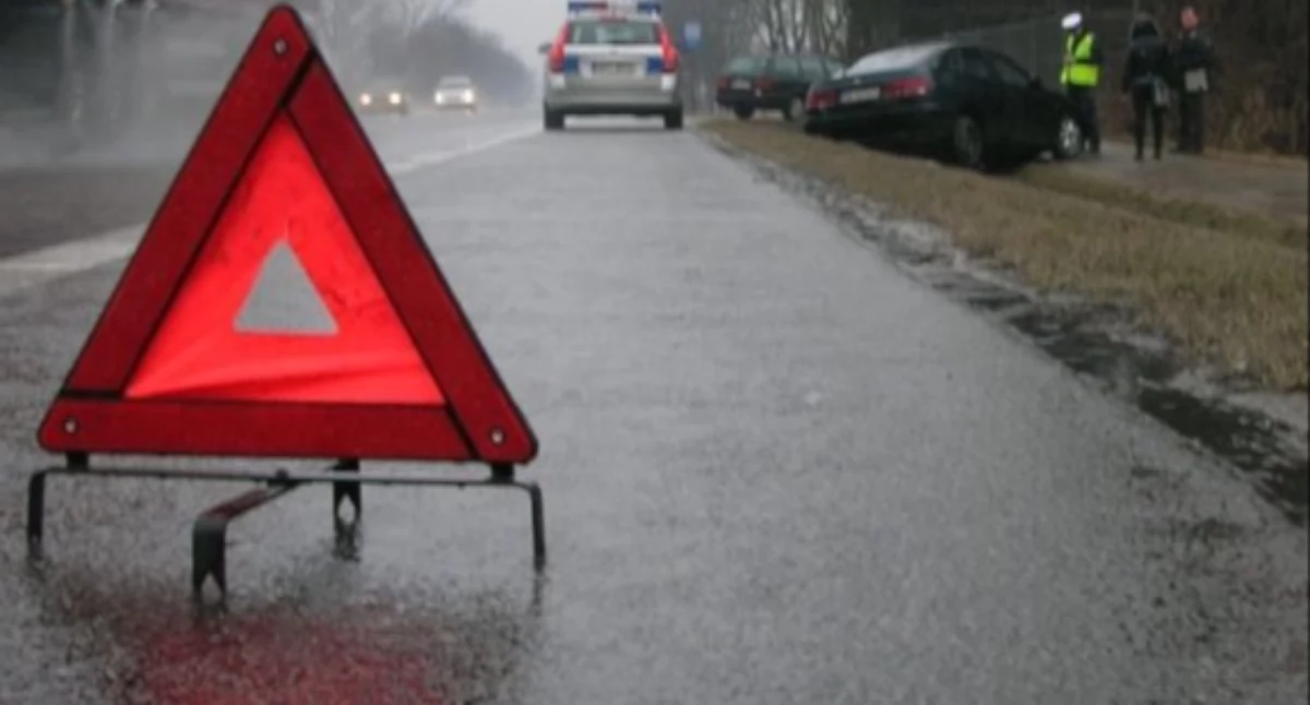 Wypadki drogowe , Wyprzedzając uderzyła ciężarówkę - zdjęcie, fotografia