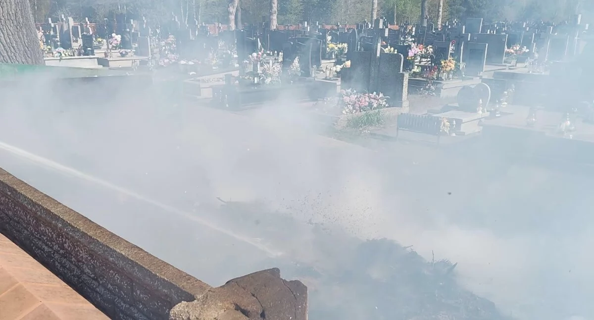 Pożary - interwencje straży, cmentarzu zapaliły śmieci - zdjęcie, fotografia