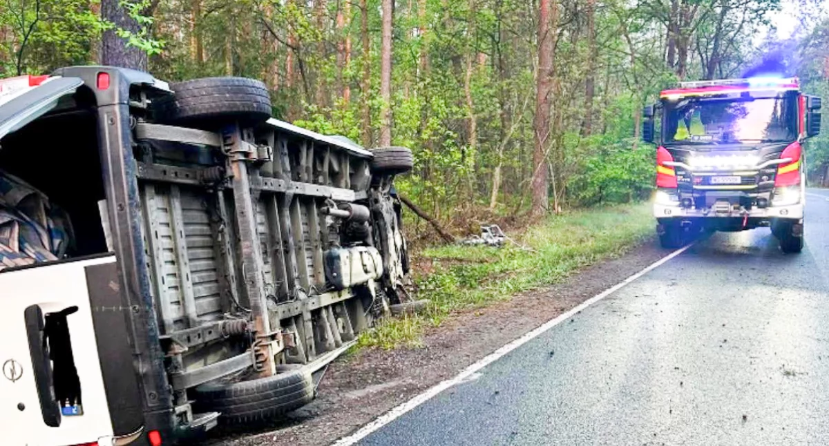 Zdjęcie: Do groźnie wyglądającego zdarzenia doszło nad ranem na drodze krajowej nr 76 w rejonie Borowia i Chromina, fot. OSP Borowie