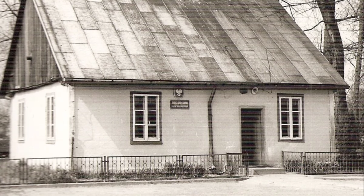 Budynek starej Szkoły Podstawowej w Antoniówce Świerżowskiej