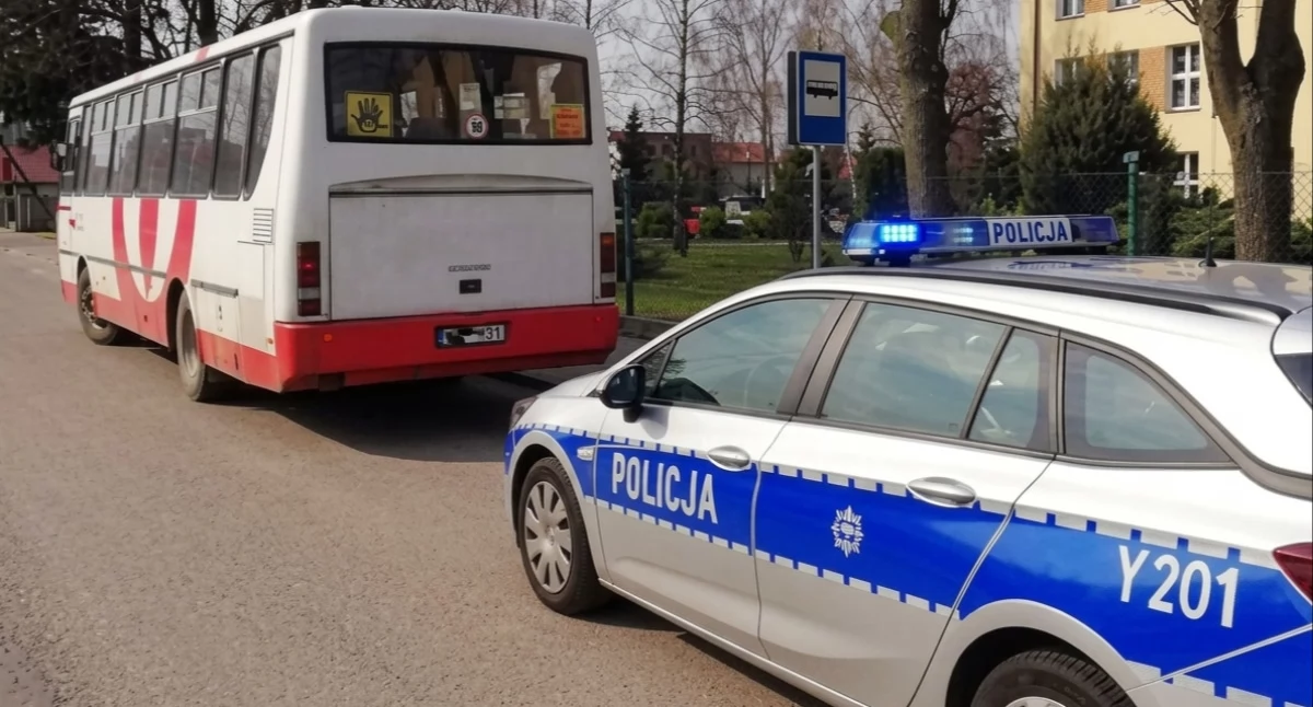 Zdjęcie: funkcjonariusze Wydziału Ruchu Drogowego z Garwolina sprawdzili autokar na prośbę organizatorów szkolnej wycieczki, fot. poglądowe