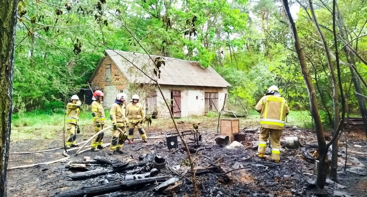 Pożary - interwencje straży, Strażacy akcji Gasili pożar pustostanu - zdjęcie, fotografia