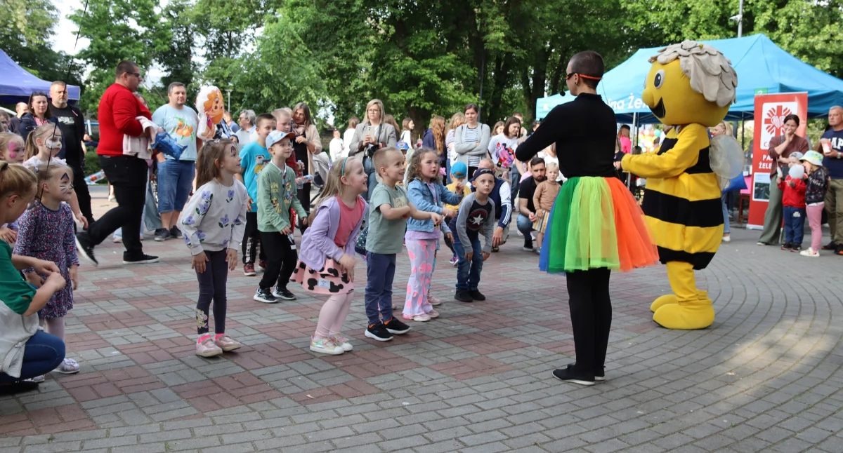 Festyny - Pikniki, Żelechów świętował Dzień Dziecka Teatr pianka mascotki parku miejskim - zdjęcie, fotografia