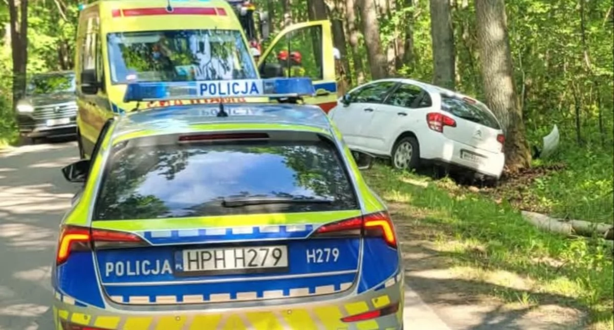 Wypadki drogowe , Ranna latka wypadku Sławinach Citroen wypadł drogi podczas wymijania - zdjęcie, fotografia