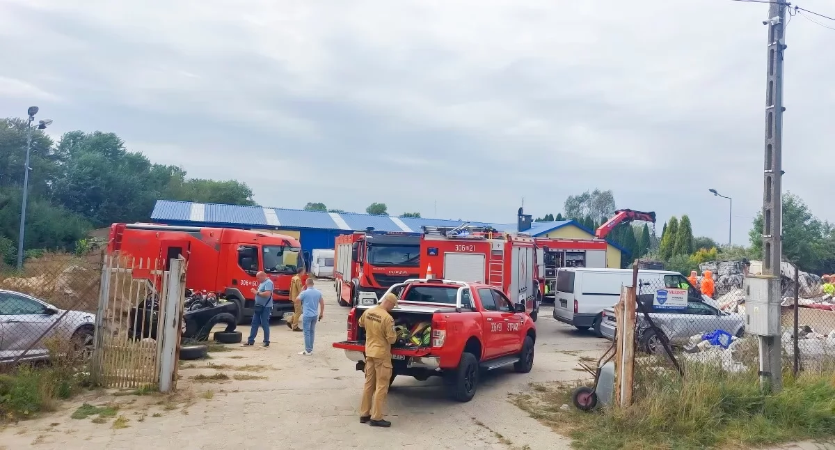 Zdjęcie: Przy ul. Brukarskiej w Garwolinie zagrożenie nadal stwarza 338 pojemników typu mauser z technicznym kwasem siarkowym