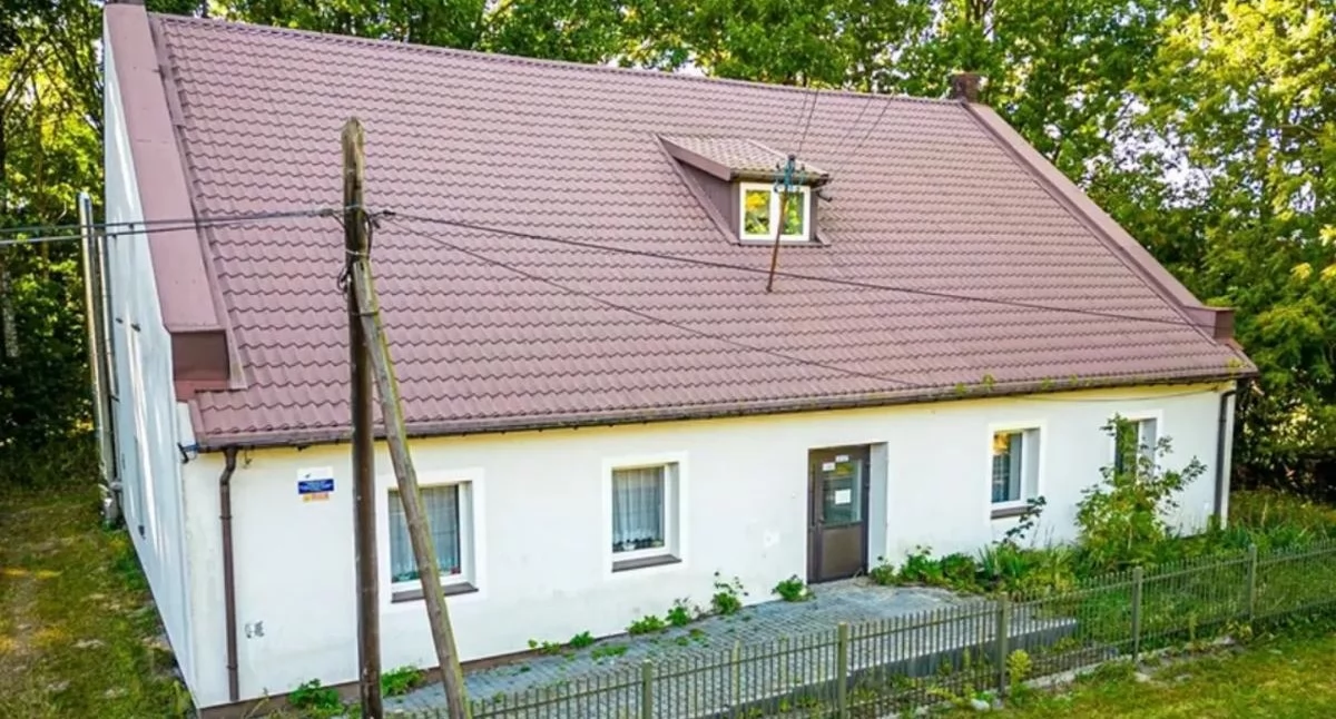 Zdjęcie: Nazwa nawiązuje do wyjątkowego charakteru przedszkola – nowoczesnego, pięknie zaprojektowanego obiektu, który powstał w malowniczym otoczeniu przyrody
