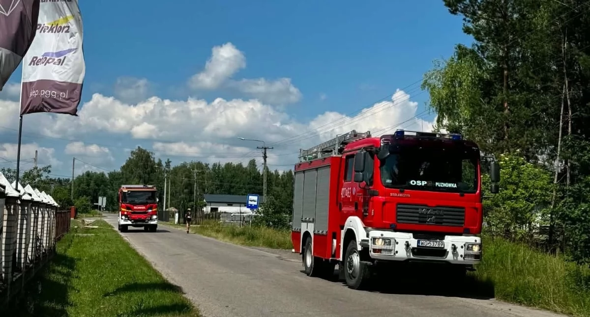 Pożary - interwencje straży, Strażacy musieli wejść przez - zdjęcie, fotografia