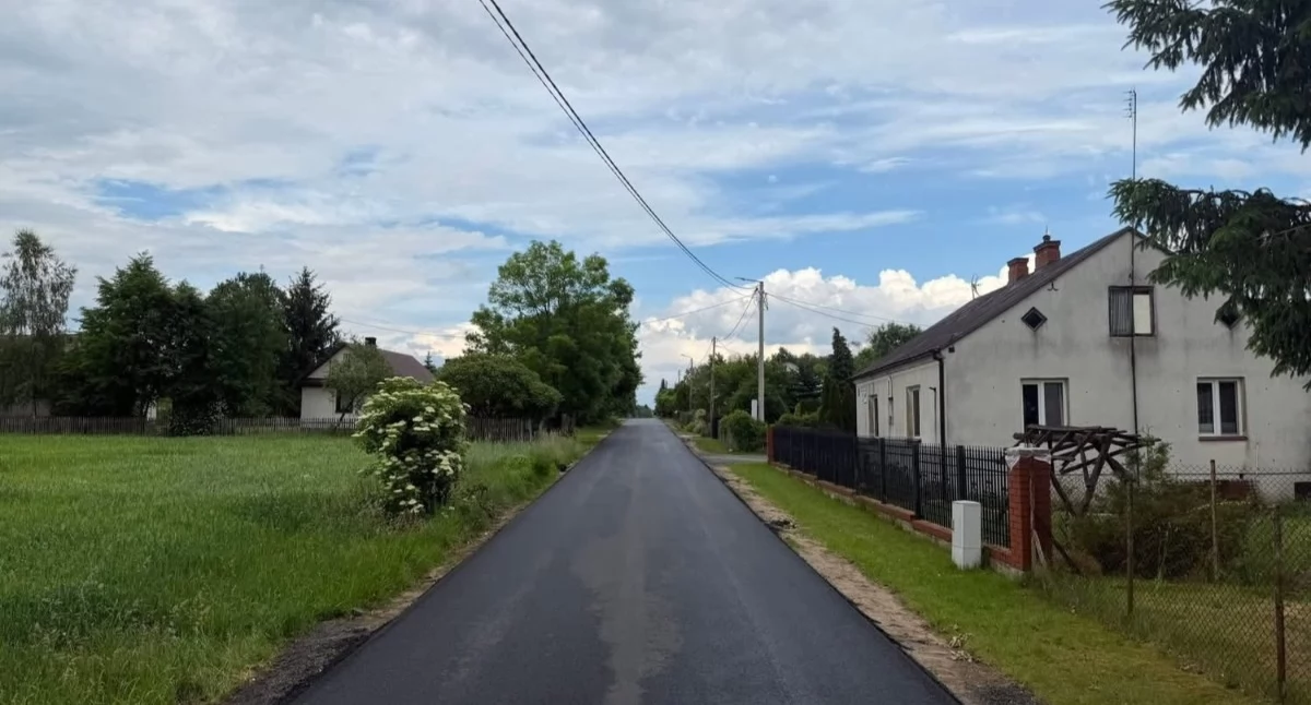Inwestycje Powiat, asfaltowe drogi poprawiają komfort bezpieczeństwo - zdjęcie, fotografia
