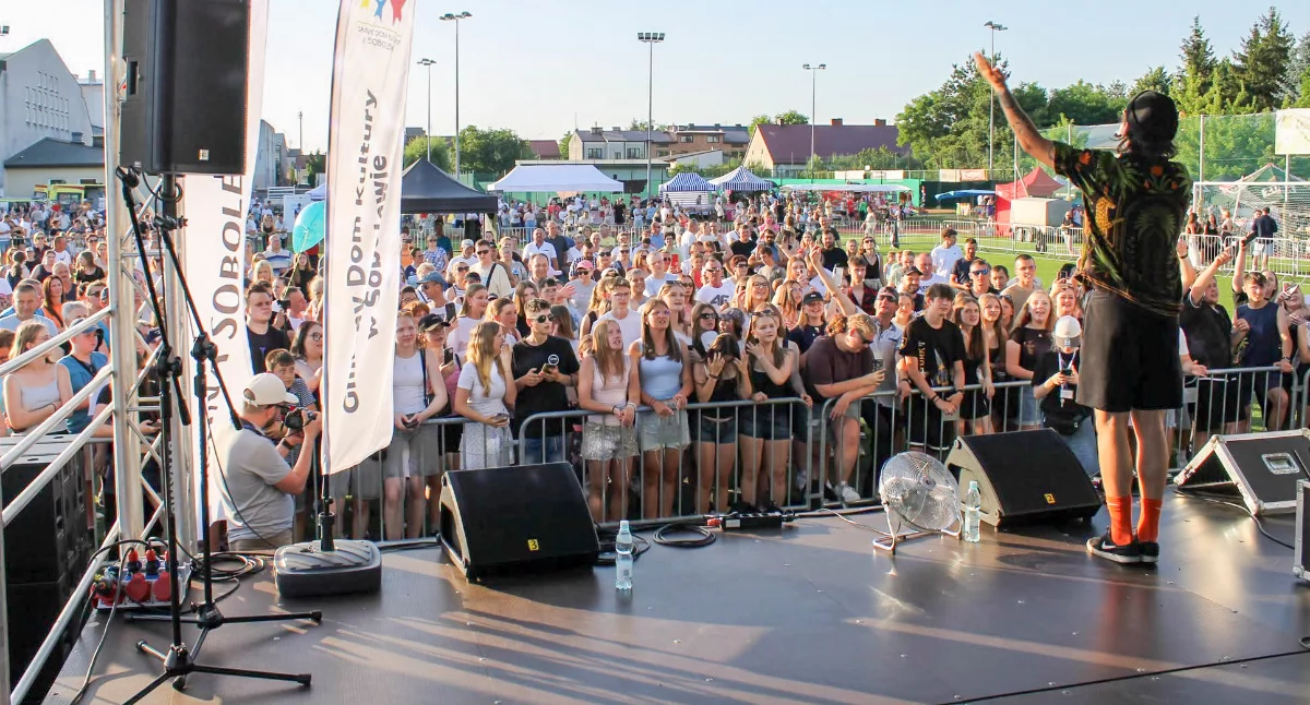 Zdjęcie: Całą imprezę poprowadził Maciej Smoliński – konferansjer i wokalista, który oprócz prowadzenia sceny dał też własny koncert z największymi przebojami