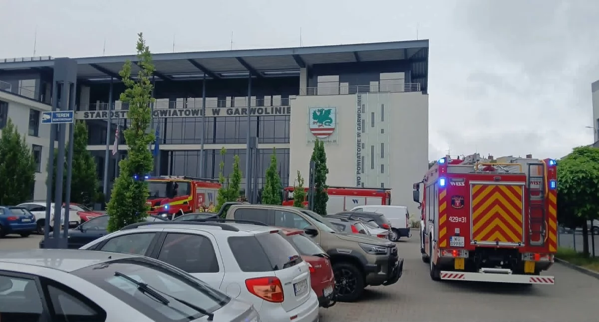Sprawy kryminalne , Alarm bombowy starostwie! Służby miejscu - zdjęcie, fotografia