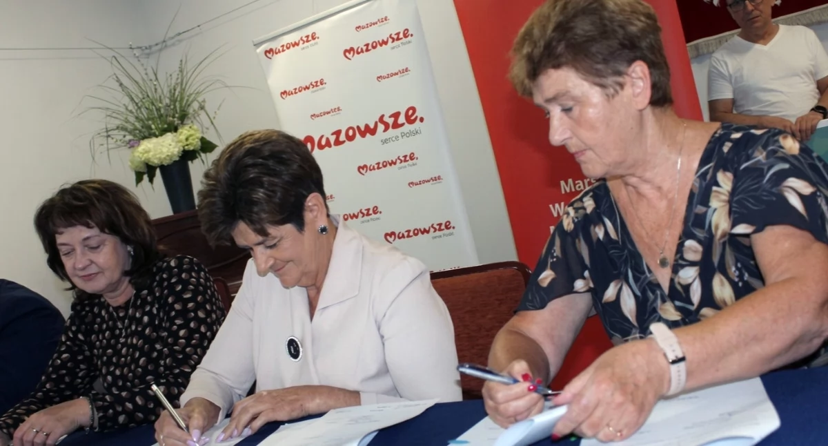 Inne Powiat, Skarbnik planowała emeryturę wójt przekonała pozostania - zdjęcie, fotografia
