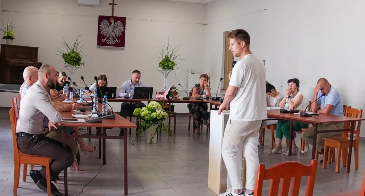 Zdjęcie: Obecność Stanisława Rosłańca – radnego powiatowego, który na sesji Rady Gminy Parysów pojawił się po raz pierwszy od wyborów – wywołała pytania ze strony samorządowców i mieszkańców