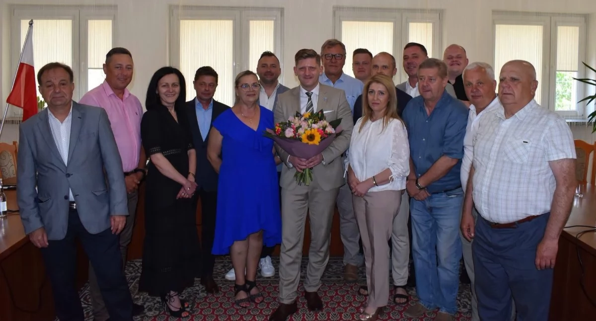 Inne Powiat, Sukces burmistrza Łaskarzewa Armin Tomala jednogłośnym absolutorium wotum zaufania - zdjęcie, fotografia